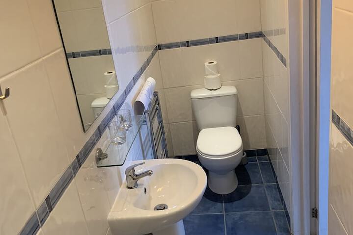 Room 33 of 47
