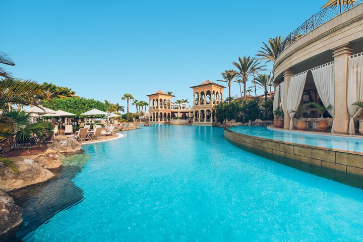 Hotel with Pool