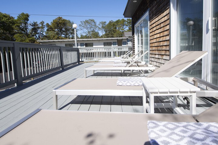 Sundeck 48 of 64