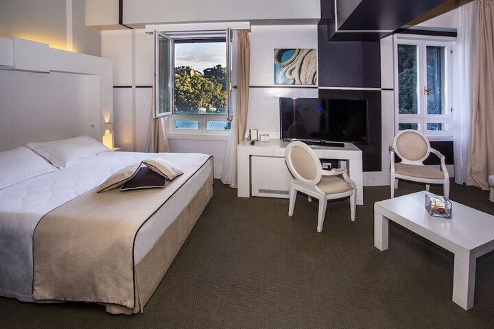 Room 16 of 33