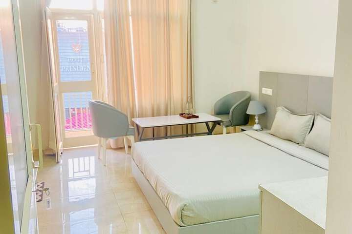 Room 10 of 14