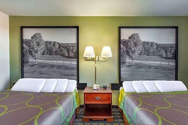 2 Queen Beds (17 of 19)