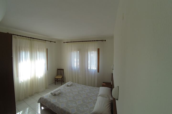Room 2 of 33