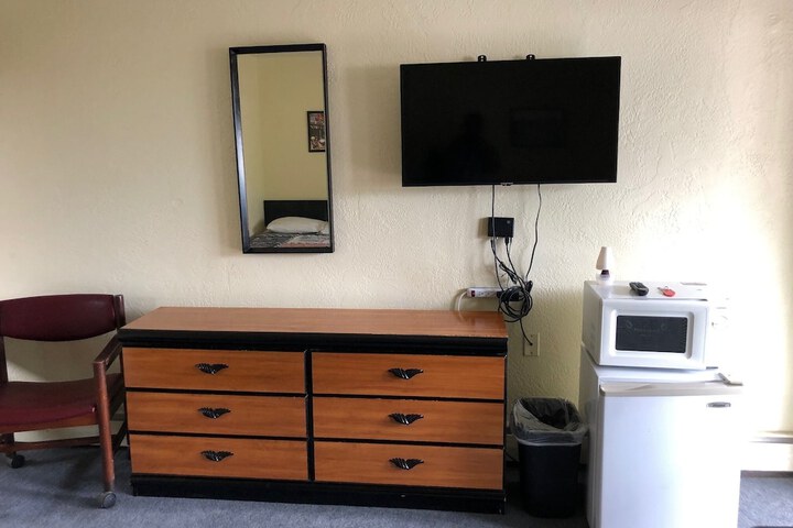 1 Queen Bed (2 of 3)