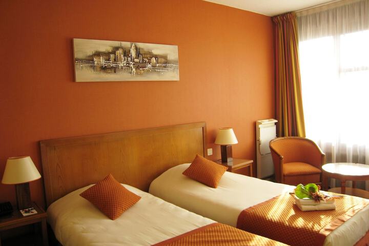Room 11 of 38
