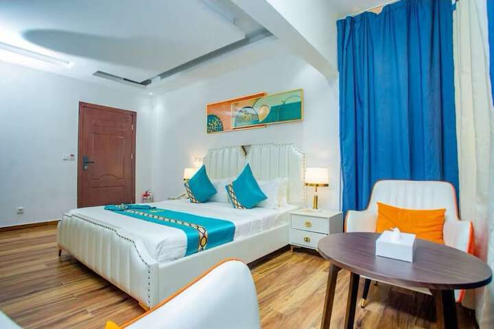 Room 4 of 10