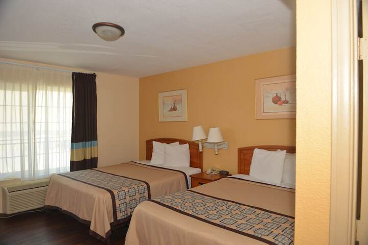 2 Queen Beds (5 of 9)