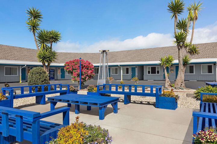 Hotel Exterior 30 of 34