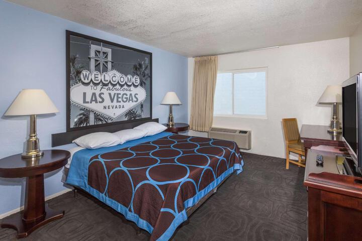 1 Queen Bed (11 of 18)