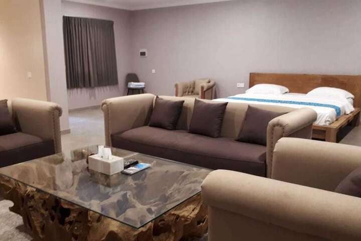 Room 4 of 90