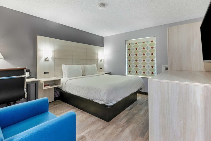 1 King Bed Deluxe Room (10 of 10)