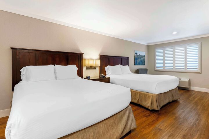 2 Queen Beds (13 of 17)
