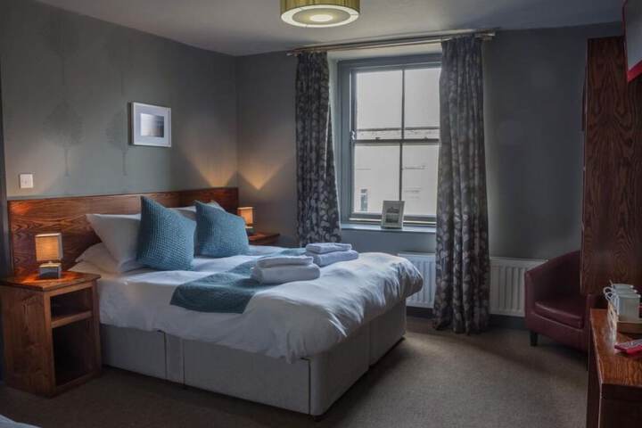 Room 4 of 12
