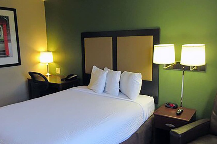 1 Queen Bed (7 of 30)