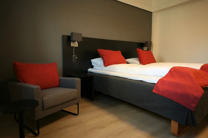 Room 6 of 9