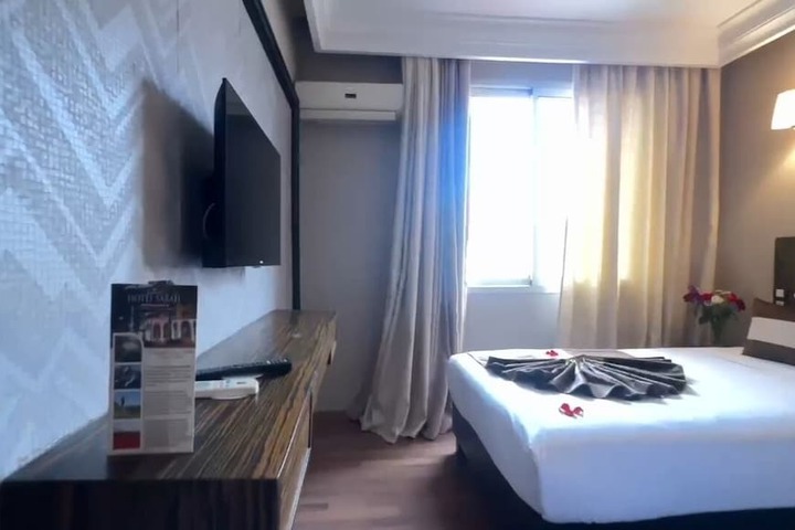 Lounge 11 of 25