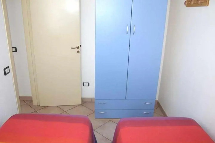 Room 5 of 12