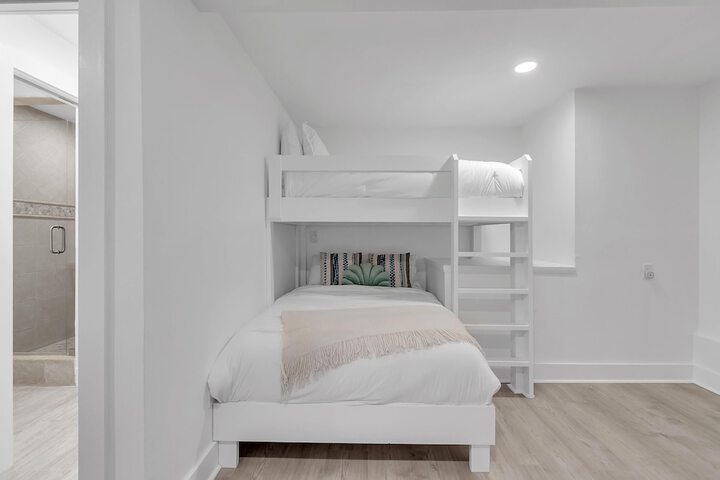 Room 44 of 191