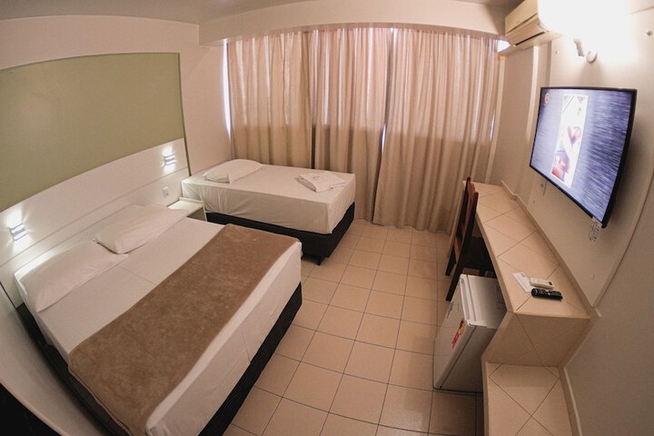 Room 13 of 33