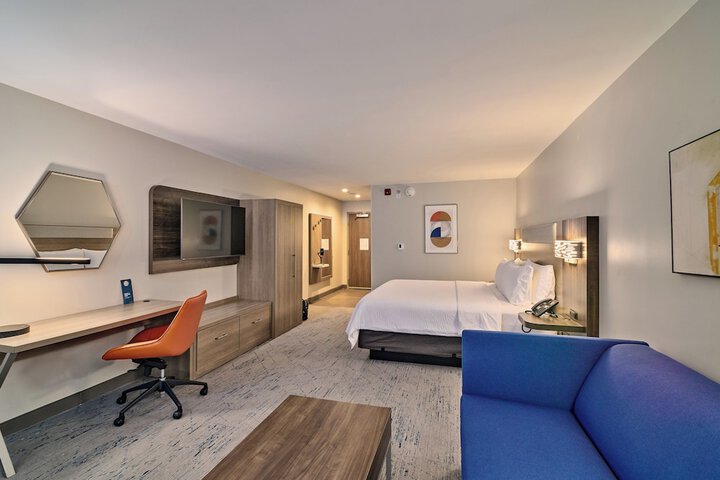 Room 8 of 84
