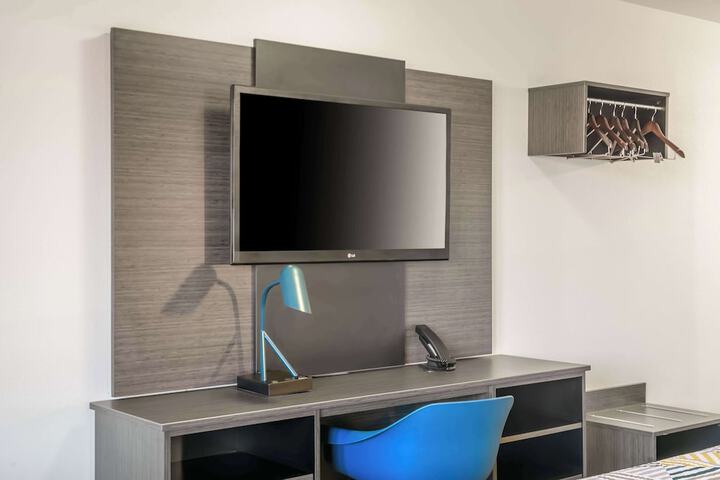 1 King Bed Micfridge (2 of 11)