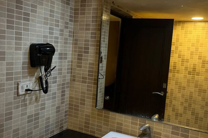 Room 16 of 19
