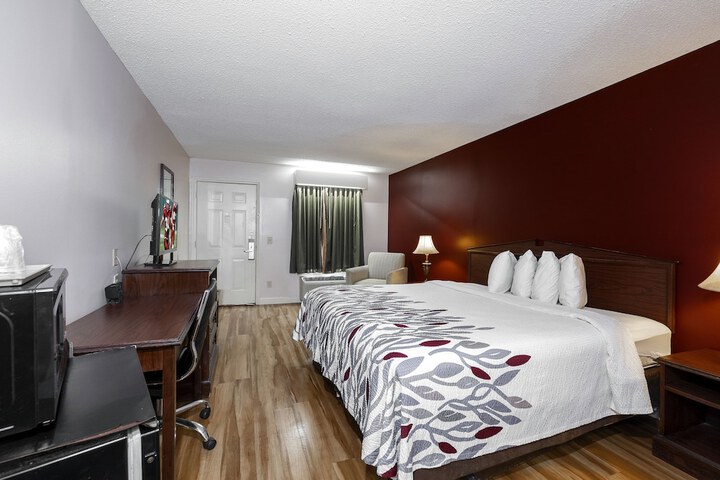 Suite King Bed Accessible (12 of 29)