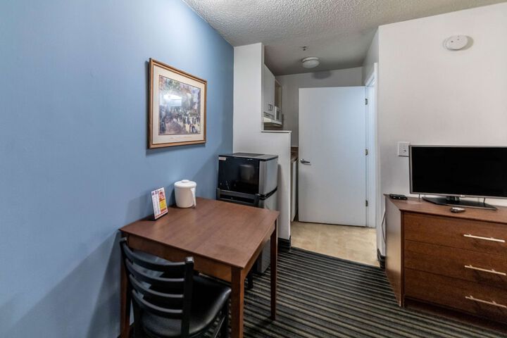 1 Queen Bed Kitchen (6 of 12)