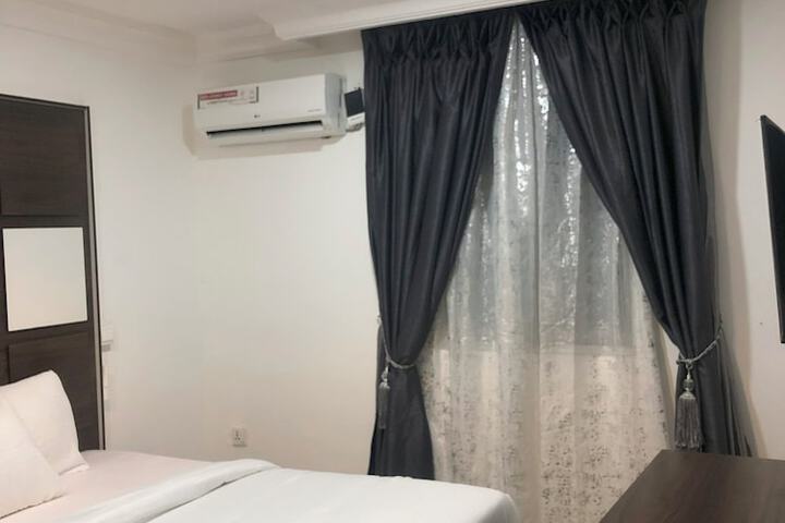 Room 13 of 33