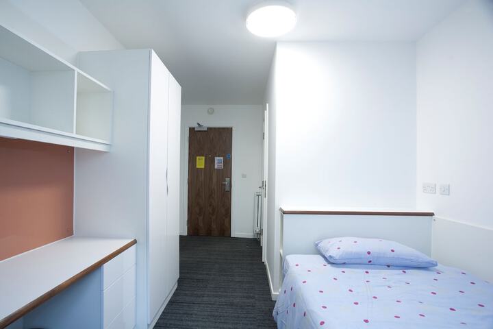 Room 5 of 17
