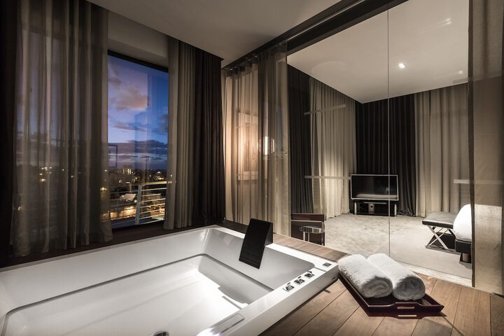 Room 12 of 318