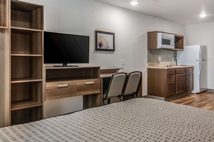 1 Queen Bed (2 of 22)
