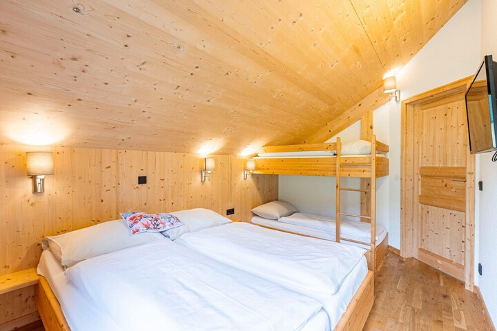 Room 6 of 34