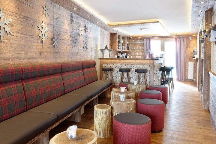 Lounge 40 of 59