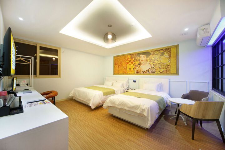 Room 1 of 29