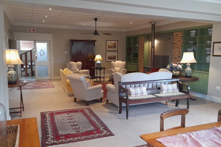 Lounge 76 of 82