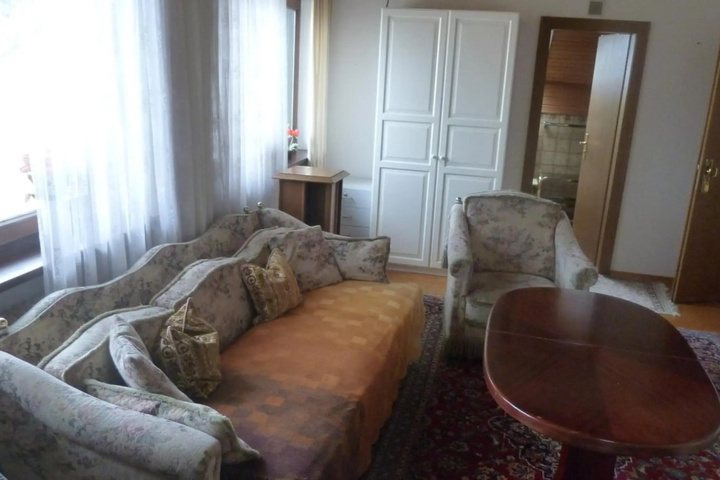 Room 6 of 12