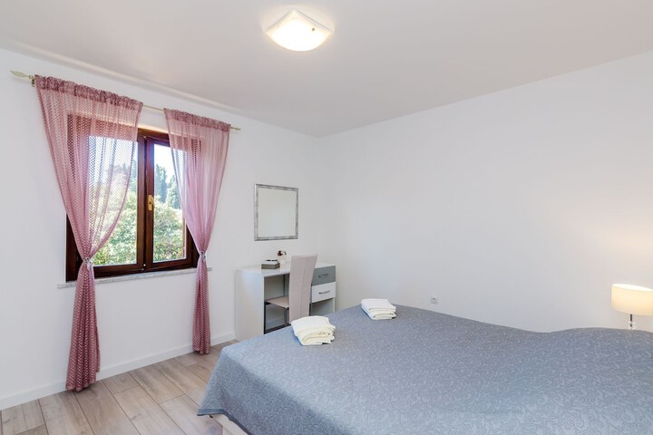 Room 12 of 38