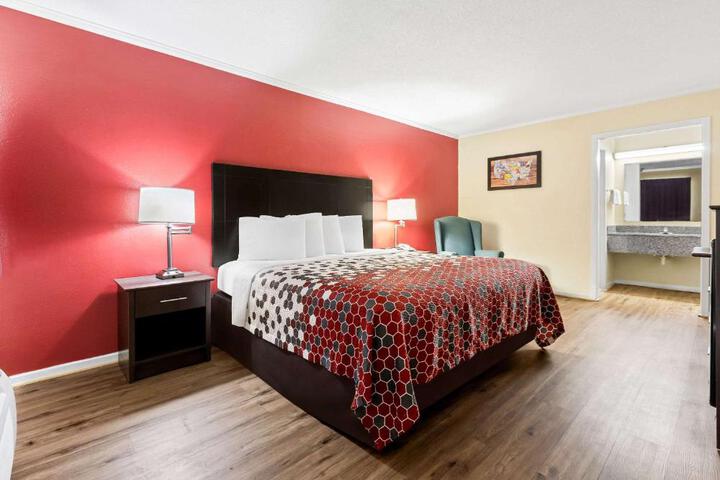 1 King Bed (8 of 8)