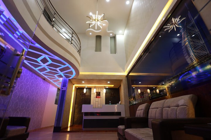 Lounge 11 of 14