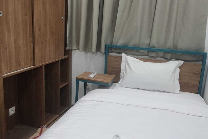 Room 5 of 18