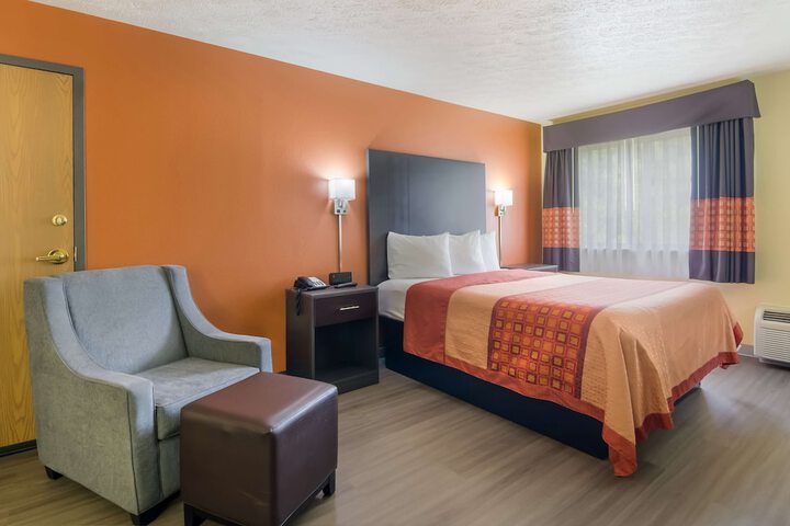 1 Queen Bed (1 of 12)