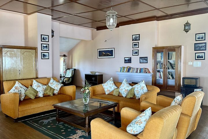 Lounge 8 of 34