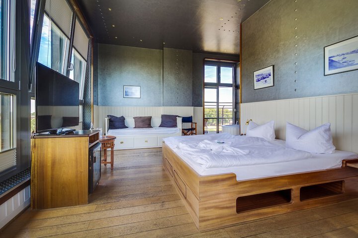 Room 16 of 76