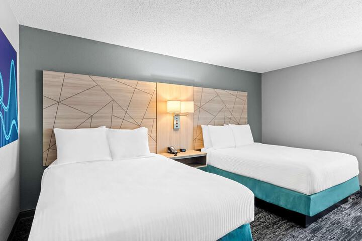 2 Queen Accessible Comm Assist Roll in Shower Microwave, Refrigerator WiFi Fullbreakfast (6 of 15)
