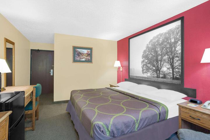1 Queen Bed (4 of 8)