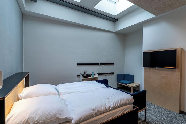 Room 33 of 93