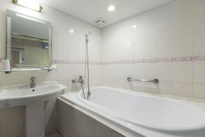 Room 4 of 19