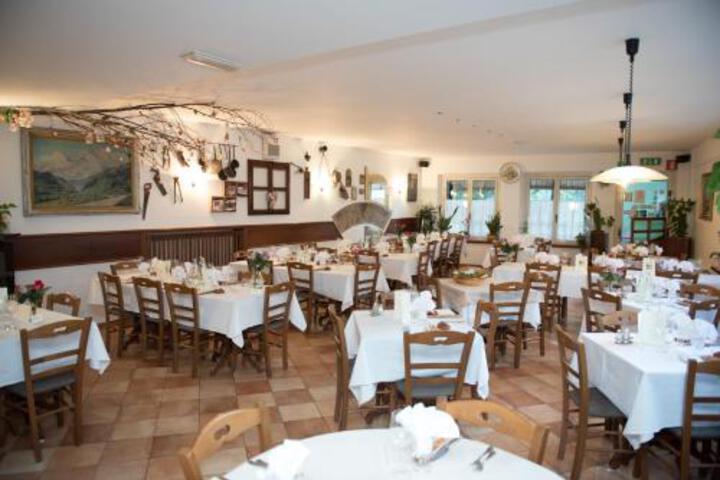 Dining 8 of 47