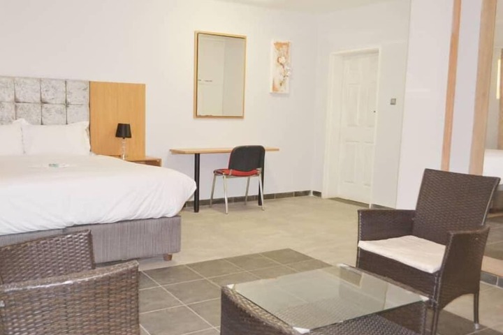 Room 6 of 18